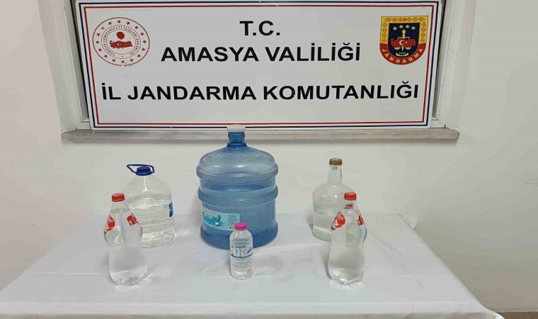 Merzifonda bir evde 22 litre sahte içki ele geçirildi