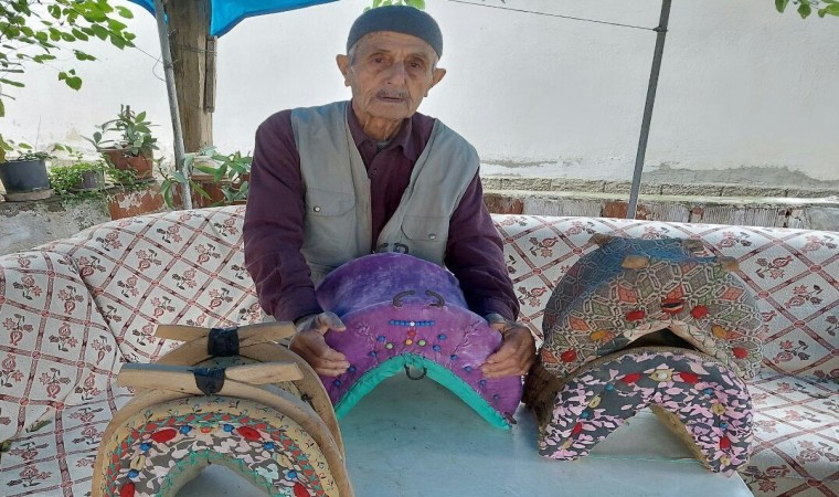 Mesleğini hediyelik semer yaparak yaşatıyor