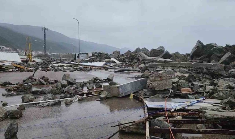 Milyonlarca liralık hasar oluşan Esenköy balıkçı barınağı tanınmaz hale geldi