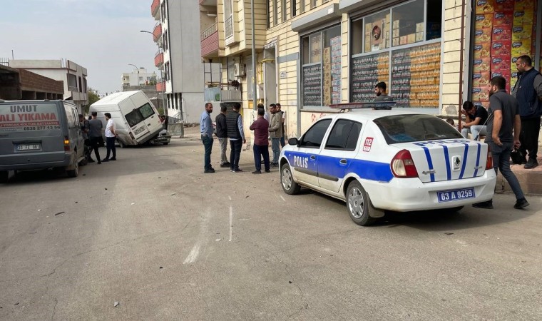 Minibüs park halindeki otomobilin üstüne çıktı