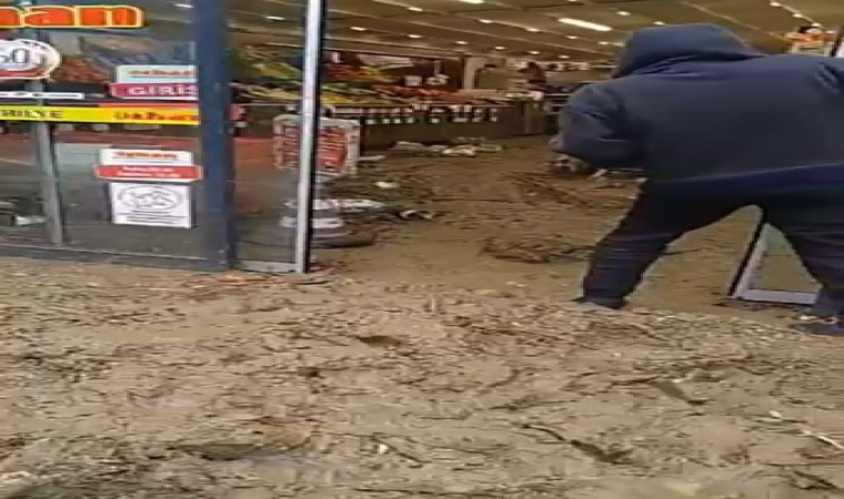 Mudanyada dere taştı, dükkanlar çamur deryasına döndü