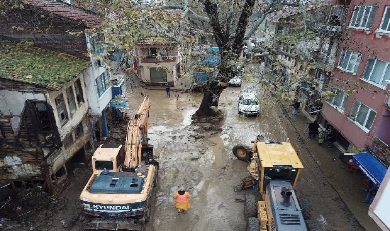 Mudanya’da sel etkili oldu; dereler taştı, araçlar sular içinde kaldı / Ek fotoğraflar