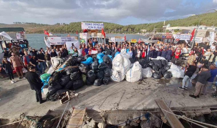 Muğlada denizden 15 ton atık çıkarıldı