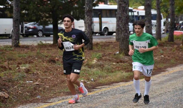 Muğlada okul sporları kros il liderlik koşusu yarışması düzenlendi