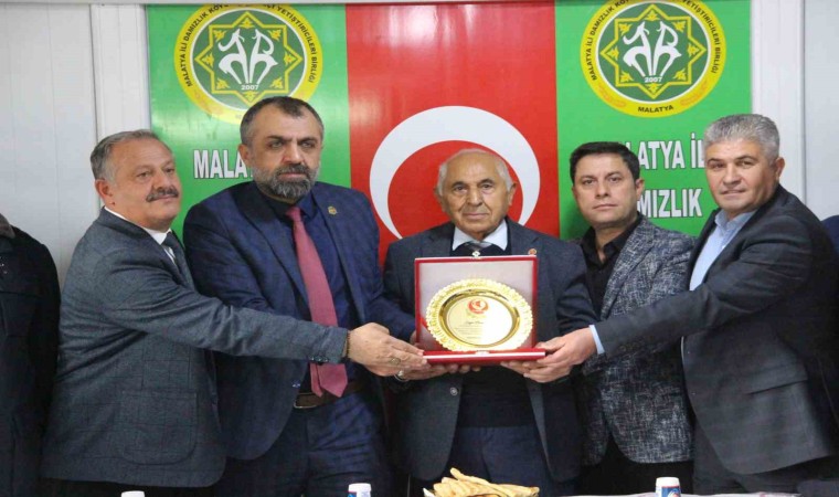 Muhtarlardan tarıma yapılan hizmete plaketle teşekkür