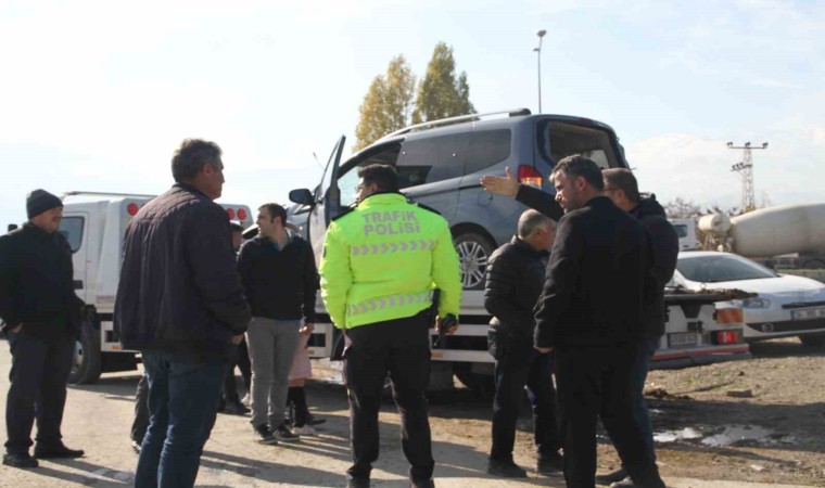 Muşta hafif ticari araca yük treni çarptı