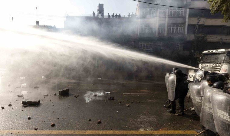 Nepalde monarşi yanlısı göstericilere polis müdahalesi