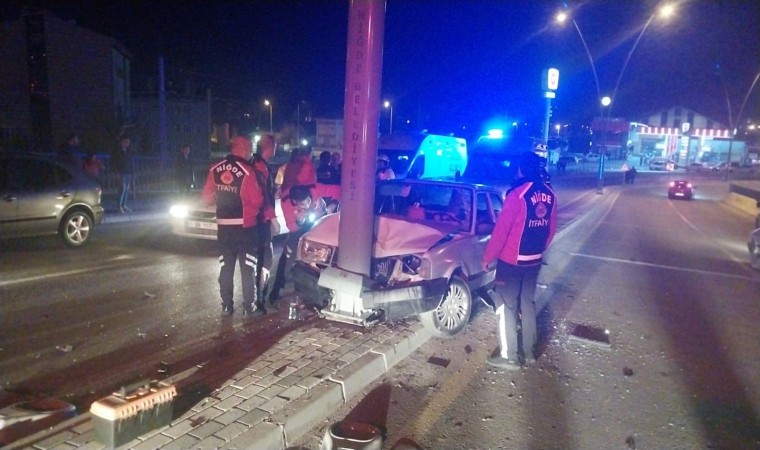 Niğdede otomobil elektrik direğine çaptı: 3 yaralı