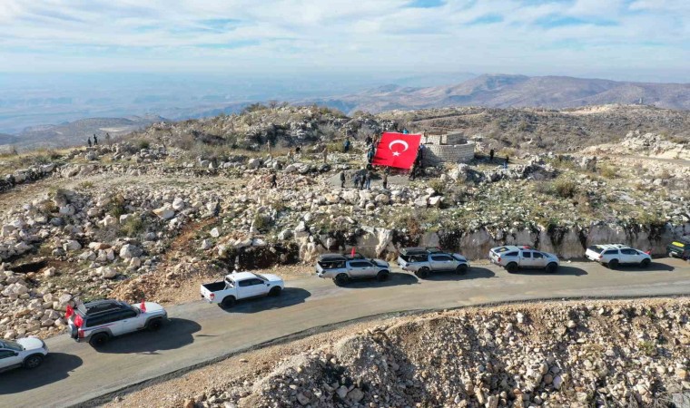 Off-road pilotları terörden temizlenen Gabar Dağında Türk bayrağı açtı