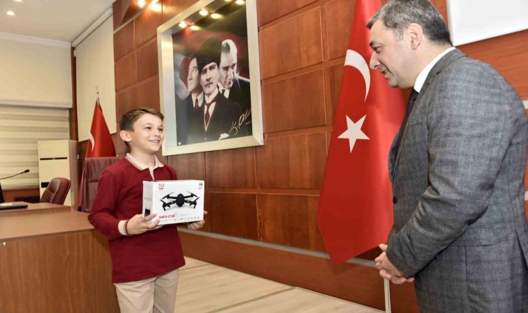 Öğrencilerin 100.yıl hediyesi dron oldu