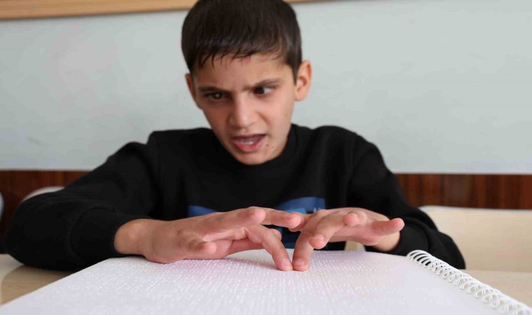 Öğretmeninin fedakarlığı sonucu yazma öğrenen görme engelli Caner, Kırk Hadis Yarışmasında birinci oldu