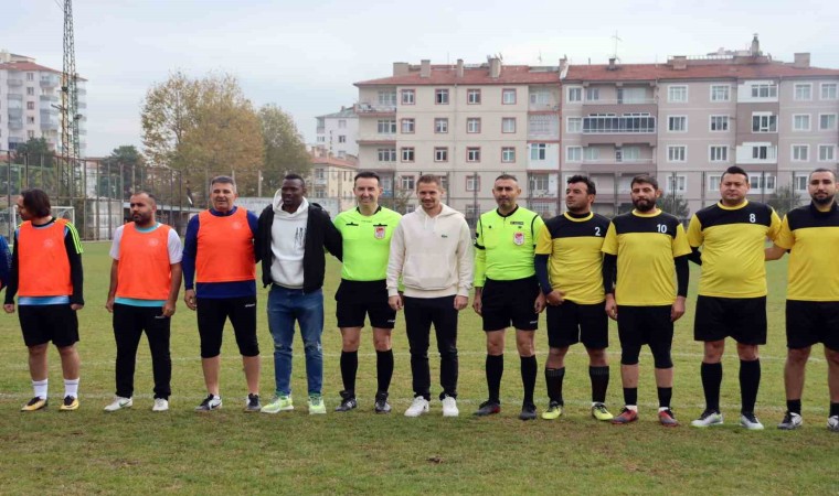 Öğretmenler derste değil, yeşil sahada ter döktü