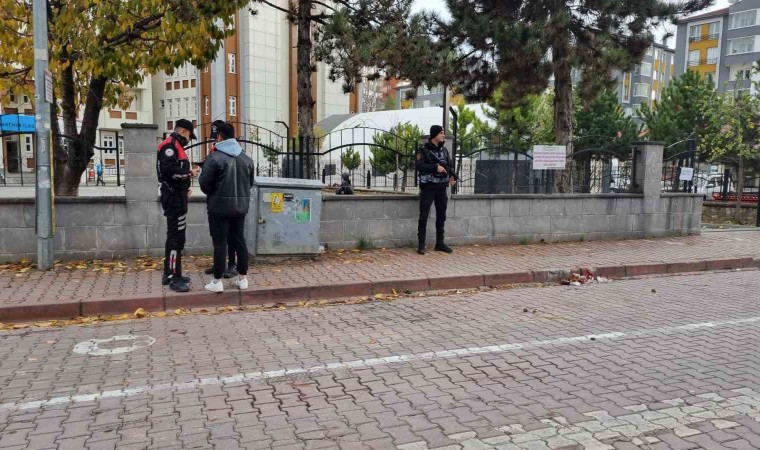 Okul çevrelerinde polis ekipleri denetimlerini arttırdı