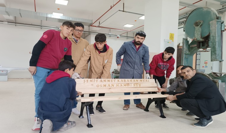 Okul ihtiyaçlarını işçi gibi çalışıp kendileri üretti