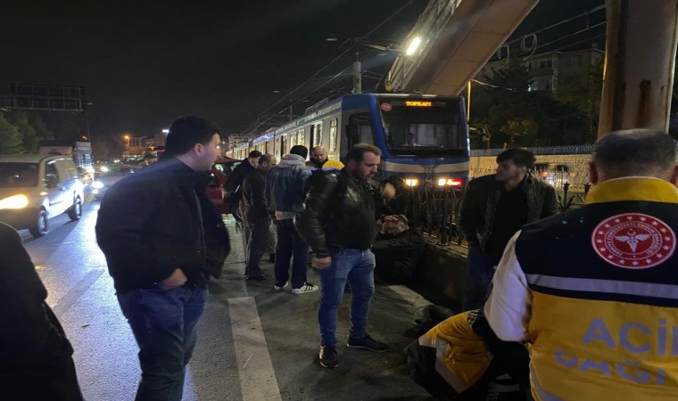 Olumsuz hava koşulları için hazırlık yapan Sultangazi Belediyesi ekipleri denk geldikleri kazaya müdahale etti