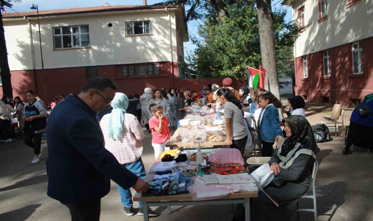 Ortaokul öğrenci ve velilerinden Gazzeye yardım