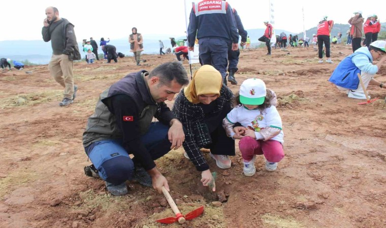 Osmanelindeki 50 yıllık çöp döküm sahasında 5 bin fidan toprakla buluştu