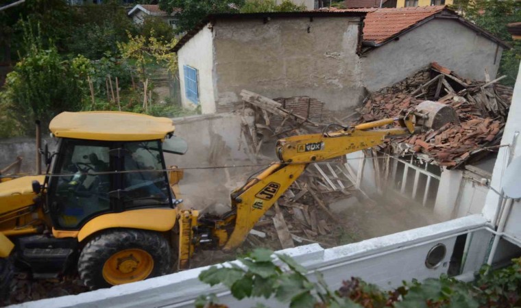 Osmangazide metruk binalar bir bir yıkılıyor