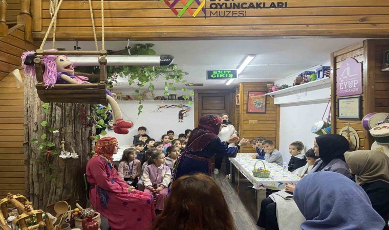 Osmanlı oyuncaklarını yaparak bir kültürü yaşatmaya çalışıyor