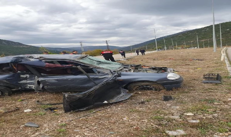 Otomobil aydınlatma direğine çarptı: 1’i ağır, 3 yaralı