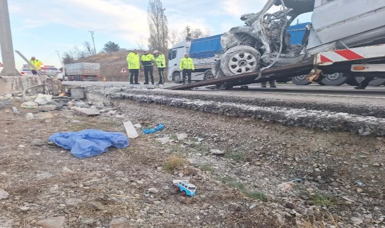 Otomobil direğe çarptı; aynı aileden 3 kişi öldü, 1 bebek yaralandı