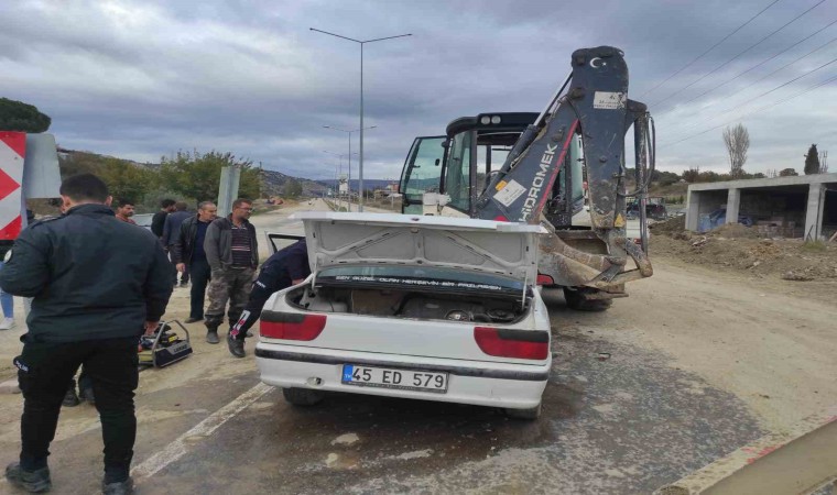 Otomobil geri manevra yapan iş makinesine çarptı: 2 yaralı