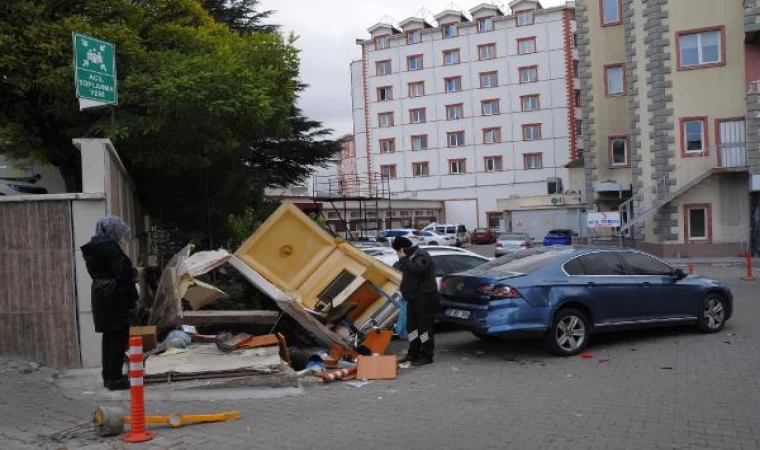 Otomobil, güvenlik kulübesi ile 3 araca çarptı; sürücü yaralı