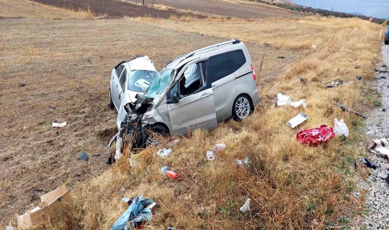 Otomobil önce tıra ardından hafif ticari araca çarptı, 3 kişi yaralandı