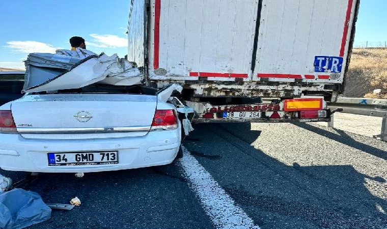 Otomobil TIR’ın altına girdi; 1 ölü, 2 yaralı