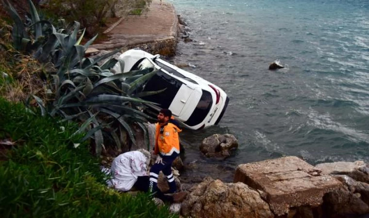 Otomobiliyle 17 metre yükseklikte deniz kıyısındaki kayalıklara yuvarlandı: 1 yaralı