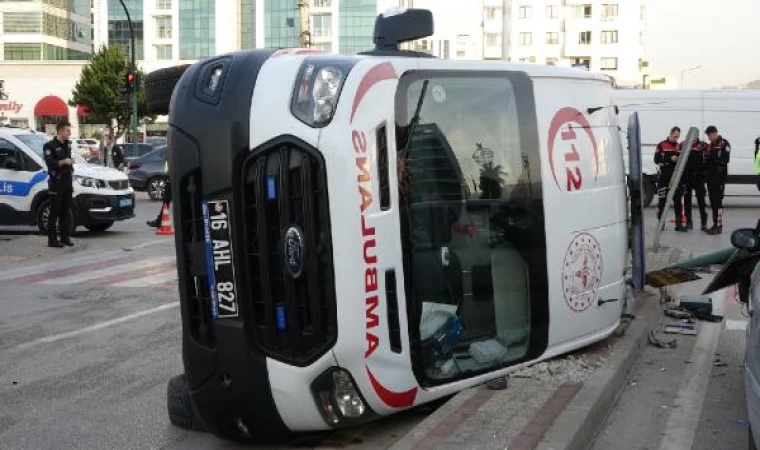 Otomobille çarpışan ambulans kırmızı ışıktaki aracın üzerine devrildi: 2 yaralı