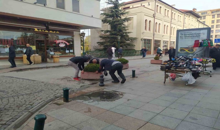 Otomobiller düzensiz park etmesine taş saksılarla çözüm bulmaya çalıştılar