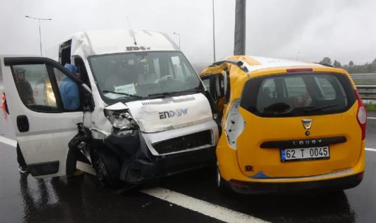 Otoyolda işçi servisi ile taksi çarpıştı: 13 yaralı