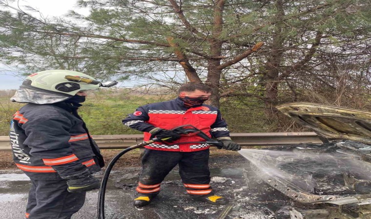 Otoyolda seyir halinde alev alan otomobil kullanılamaz hale geldi