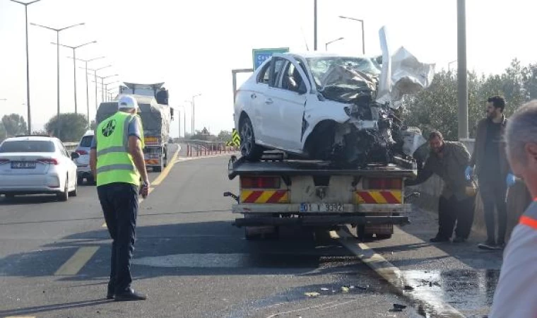 Otoyolda ters şeritte giden hafif ticari araç, otomobille çarpıştı; 3 ölü