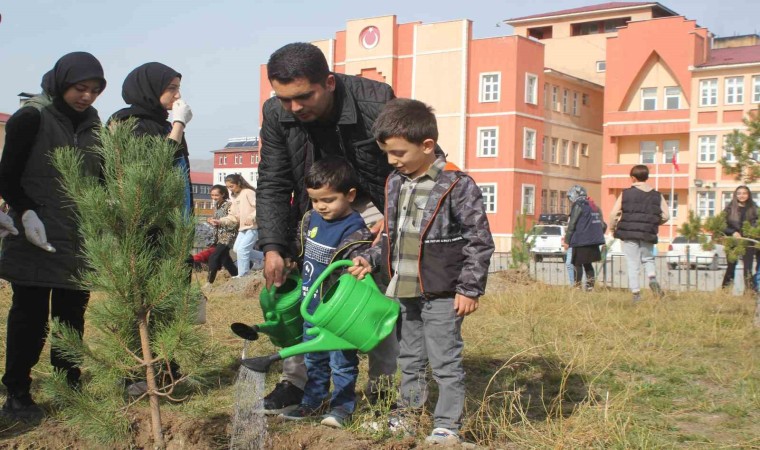 Özalpte 500 fidan toprakla buluşturuldu