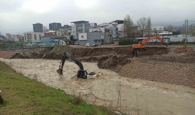 (Özel) Azgın sel sularında can pazarı...Mahsur kalan kepçe operatörü böyle kurtarıldı