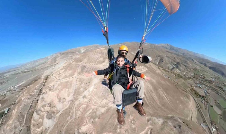 Özel çocukların adrenalin dolu yamaç paraşütü deneyimi