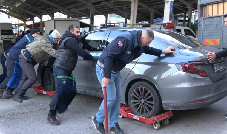 (Özel) Hatalı park edilen otomobillere pazarcı esnafından kaydıraklı çözüm