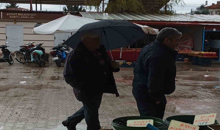 Pazarcı esnafının yağmur ve şiddetli rüzgarla imtihanı