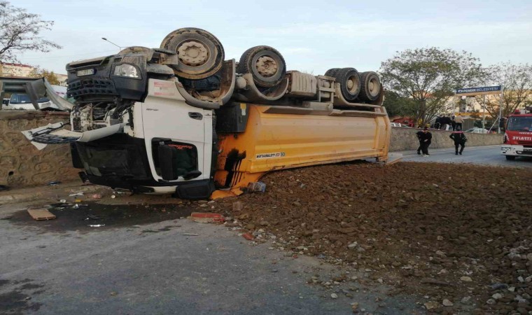 Pendikte hafriyat kamyonu bariyerleri aşıp yola devrildi: 1 yaralı