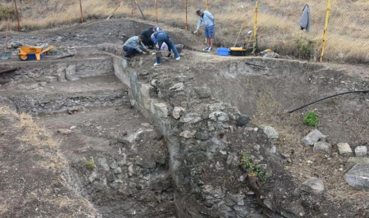 Phokaia Antik Kenti’ndeki 2 bin 400 yıllık tiyatro ortaya çıkarılıyor