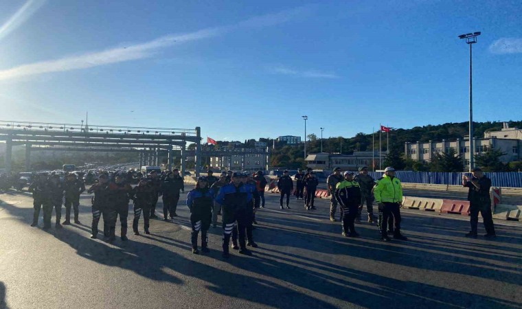 Polis ekiplerinden 15 Temmuz Şehitler Köprüsünde Atatürke saygı duruşu