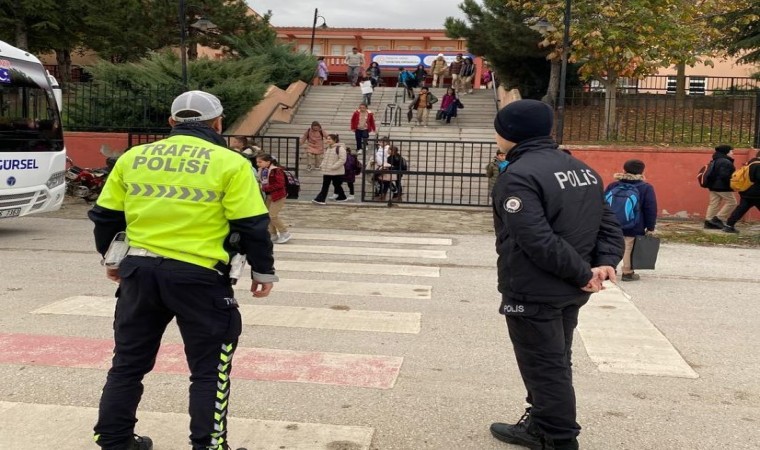 Polis okul çevresinde sıkı denetim yaptı