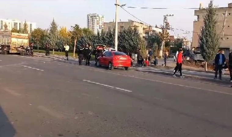 Polisten kaçan 16 yaşındaki sürücü, otomobiliyle motosikletli Yunus ekibine çarptı: 2 yaralı