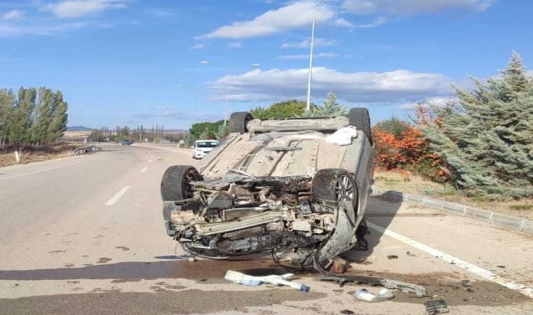 Refüje çarpıp takla atan otomobilde 1 kişi yaralandı