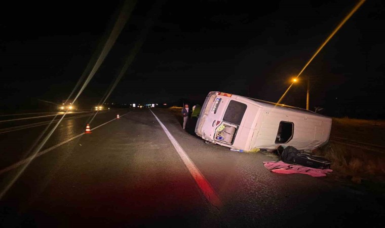 Refüje devrilen minibüste 7 kişi yaralandı