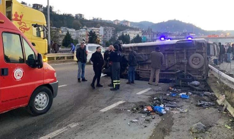 Rize’de minibüs ve otomobil çarpıştı; 2’si ağır 4 yaralı