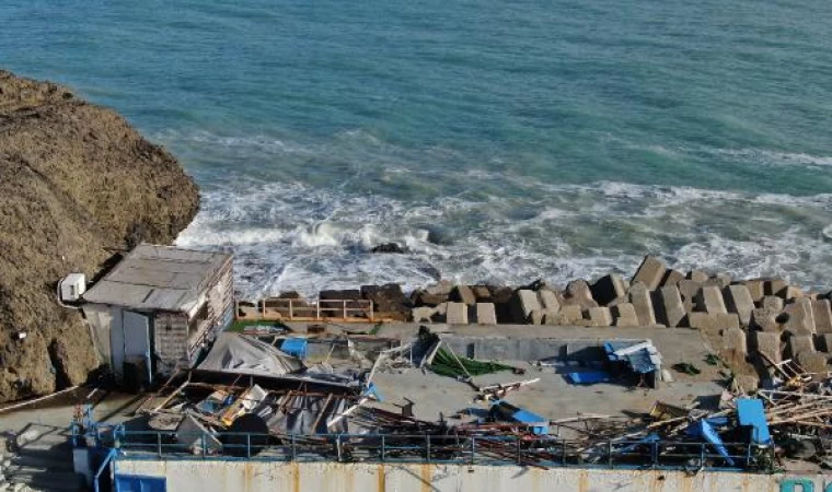 Rumeli Feneri’nde dalgaların yıktığı balıkçı barınakları havadan görüntülendi