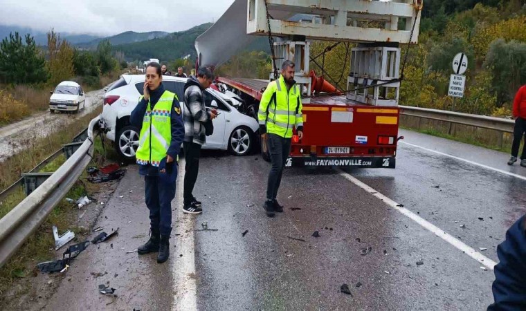 Rüzgar türbini taşıyan tır, altına aldığı 3 aracı metrelerce sürükledi